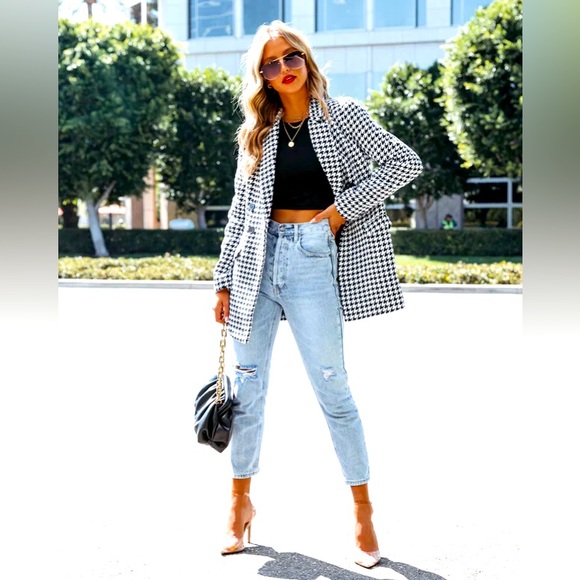 At Its Finest Pocketed Houndstooth Blazer
One Button Closure
Size XS - Picture 3 of 12